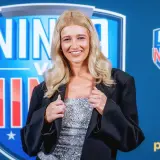 Marta Ćwiertniewicz, młoda gwiazda Ninja Warrior, w błyszczącej kreacji i marynarce. Jej wiek to tajemnica, ale uśmiech mówi wszystko!