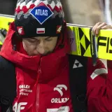 Kamil Stoch z nartami na ramieniu, w czerwonej kurtce z logo Orlen. Czy to jego koniec kariery?