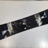Deska snowboardowa Burton Radius 160 z czarno-niebieskim wzorem marmuru, gotowa na śnieżne przygody.