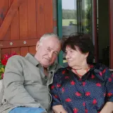 Para siedzi na werandzie. Mężczyzna ma siwe włosy, kobieta ciemne. Nie wiadomo, ile lat ma Anna Kondratowicz.