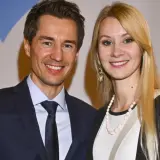 Kamil Stoch z żoną, uśmiechnięci i eleganccy. Marzą o wspólnym czasie z dziećmi.