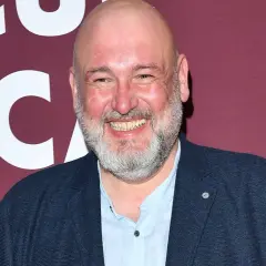 Uśmiechnięty Michał Piela, który z pewnością cieszy się życiem rodzinnym ze swoją żoną i dziećmi.