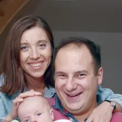 Szczęśliwi rodzice, Jakub i jego żona, trzymają na rękach swoje małe dzieci.