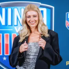 Marta Ćwiertniewicz, młoda gwiazda Ninja Warrior, w błyszczącej kreacji i marynarce. Jej wiek to tajemnica, ale uśmiech mówi wszystko!