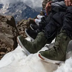 Zielone buty na snowboard z kamuflażem, idealne na górskie wyprawy. Jakie buty na snowboard wybrać? Te wyglądają świetnie!