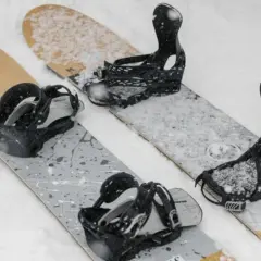 Dwie deski snowboardowe Salomon, gotowe na śnieżne szaleństwo.