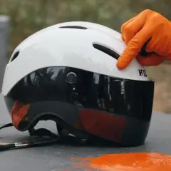 Jak bezpiecznie pomalować kask narciarski: najlepsze farby i techniki
