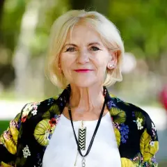 Uśmiechnięta blondynka w kwiecistej marynarce. Ile lat ma Maria Stepan? Trudno zgadnąć, wygląda kwitnąco!