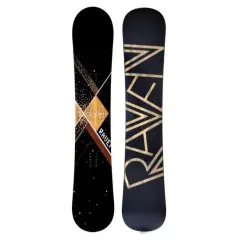 Dwie deski snowboardowe Raven. Jedna czarna z geometrycznym wzorem i napisem "Explorer", druga czarna z dużym złotym napisem "RAVEN".