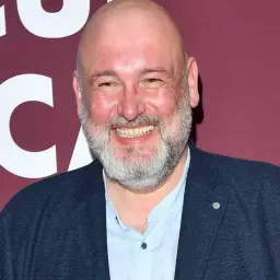 Uśmiechnięty Michał Piela, który z pewnością cieszy się życiem rodzinnym ze swoją żoną i dziećmi.