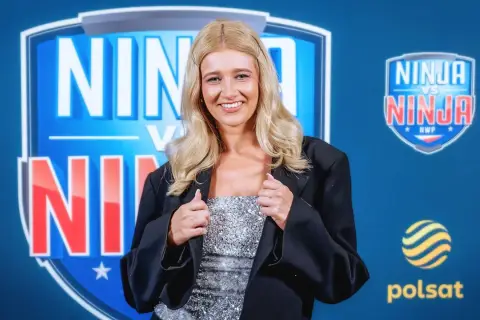 Marta Ćwiertniewicz, młoda gwiazda Ninja Warrior, w błyszczącej kreacji i marynarce. Jej wiek to tajemnica, ale uśmiech mówi wszystko!