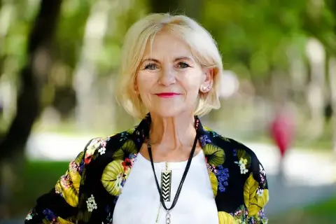 Uśmiechnięta blondynka w kwiecistej marynarce. Ile lat ma Maria Stepan? Trudno zgadnąć, wygląda kwitnąco!
