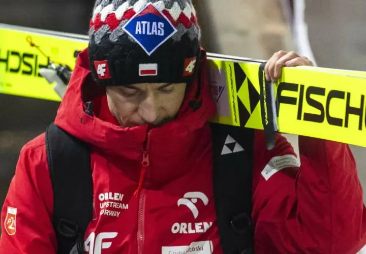 Kamil Stoch z nartami na ramieniu, w czerwonej kurtce z logo Orlen. Czy to jego koniec kariery?