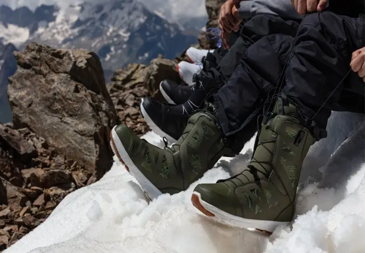 Zielone buty na snowboard z kamuflażem, idealne na górskie wyprawy. Jakie buty na snowboard wybrać? Te wyglądają świetnie!