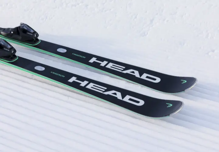 Narty HEAD Supershape e-Magnum gotowe do jazdy po świeżo przygotowanym stoku.