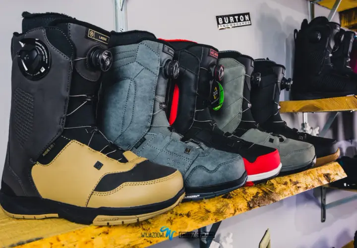 Rząd męskich butów snowboardowych w różnych kolorach, od beżowego po czarny, gotowych na zimowe szaleństwo.