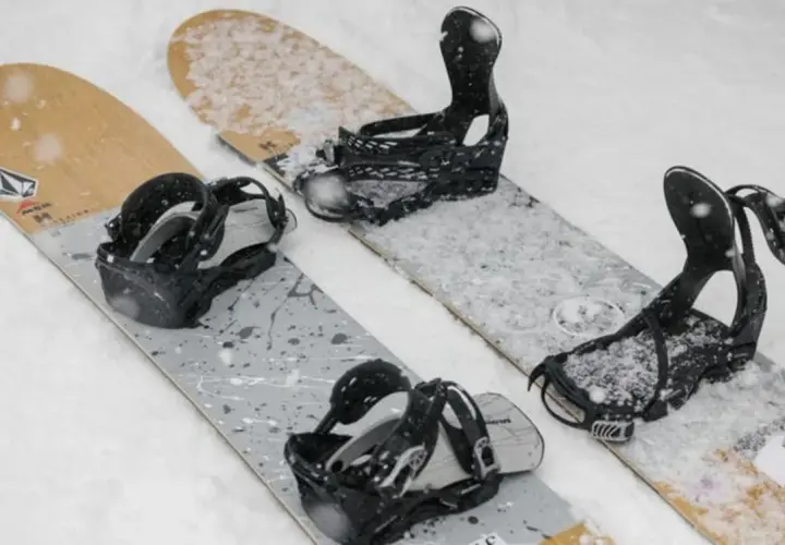 Dwie deski snowboardowe Salomon, gotowe na śnieżne szaleństwo.