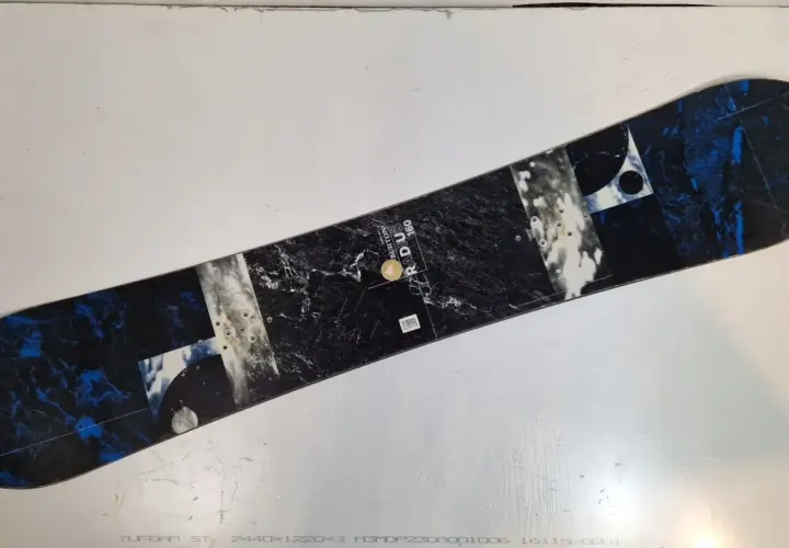 Deska snowboardowa Burton Radius 160 z czarno-niebieskim wzorem marmuru, gotowa na śnieżne przygody.