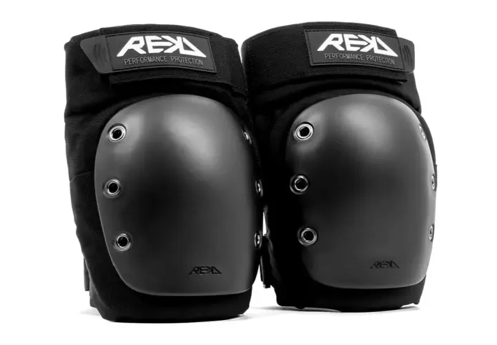 Para pewne ochraniacze na kolana snowboardowe marki REX. Solidne, czarne, z logo REX.
