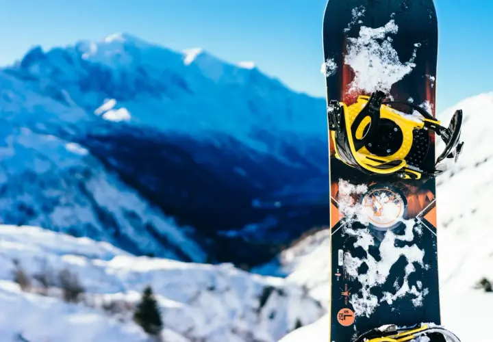 Deska snowboardowa dla początkujących, gotowa na pierwsze zjazdy po ośnieżonych stokach.