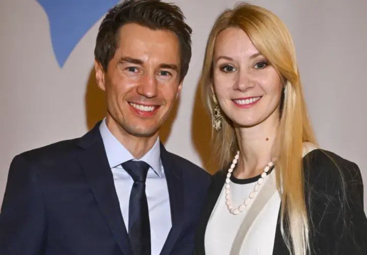 Kamil Stoch z żoną, uśmiechnięci i eleganccy. Marzą o wspólnym czasie z dziećmi.