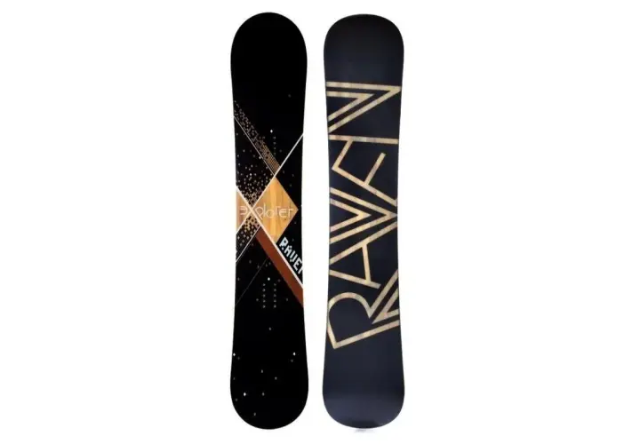 Dwie deski snowboardowe Raven. Jedna czarna z geometrycznym wzorem i napisem "Explorer", druga czarna z dużym złotym napisem "RAVEN".