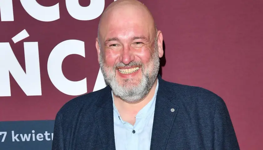 Uśmiechnięty Michał Piela, który z pewnością cieszy się życiem rodzinnym ze swoją żoną i dziećmi.