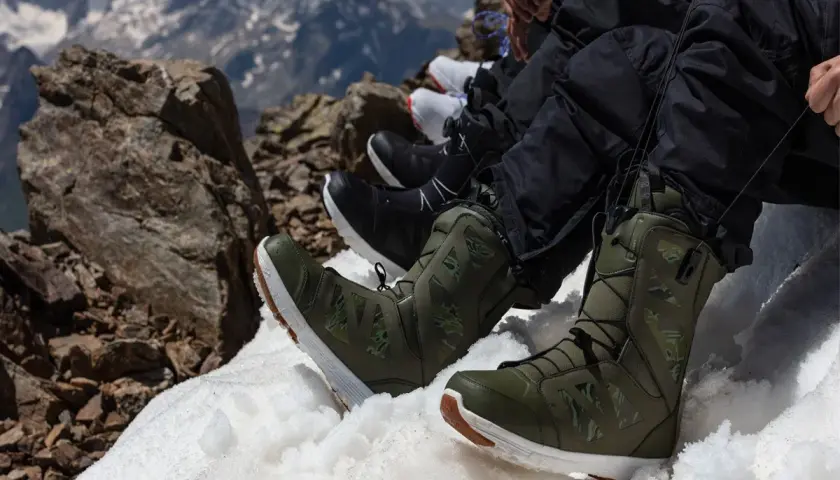 Zielone buty na snowboard z kamuflażem, idealne na górskie wyprawy. Jakie buty na snowboard wybrać? Te wyglądają świetnie!
