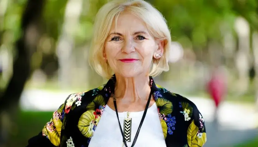 Uśmiechnięta blondynka w kwiecistej marynarce. Ile lat ma Maria Stepan? Trudno zgadnąć, wygląda kwitnąco!