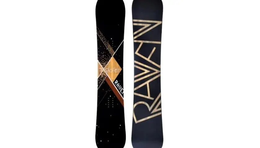 Dwie deski snowboardowe Raven. Jedna czarna z geometrycznym wzorem i napisem "Explorer", druga czarna z dużym złotym napisem "RAVEN".