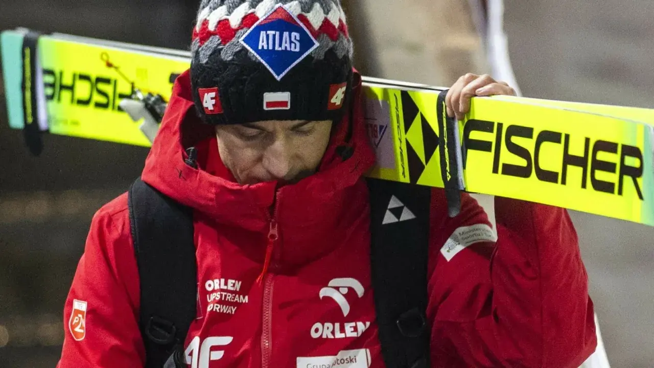 Kamil Stoch z nartami na ramieniu, w czerwonej kurtce z logo Orlen. Czy to jego koniec kariery?