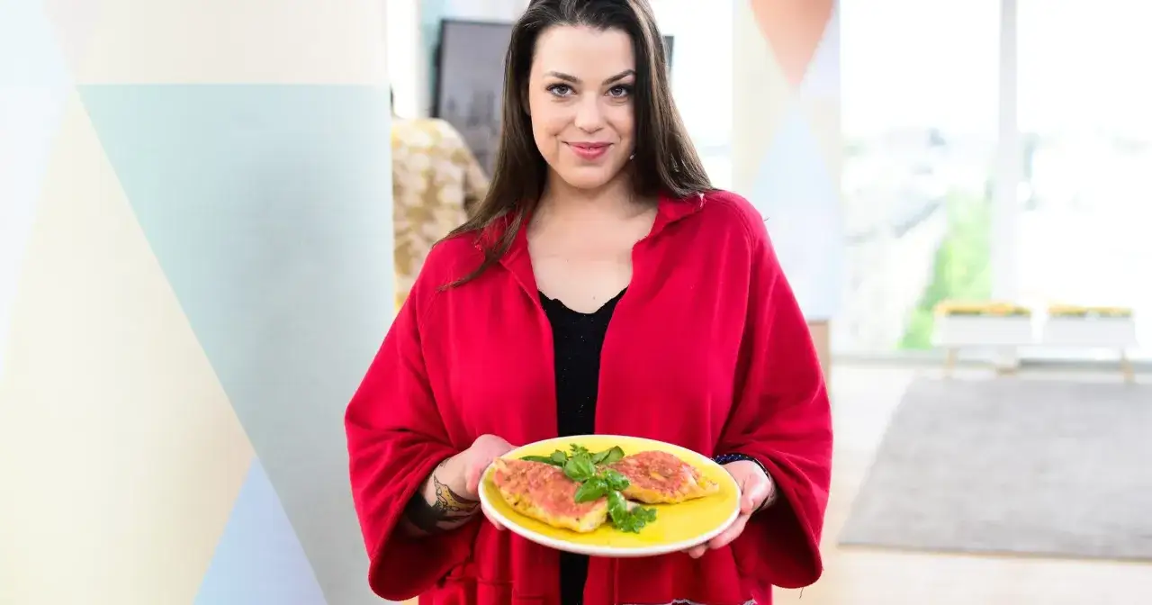 Adriana Marczewska prezentuje danie. Jej wiek nie jest widoczny, ale uśmiech mówi wszystko.